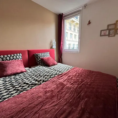 Cityscape Apartment *